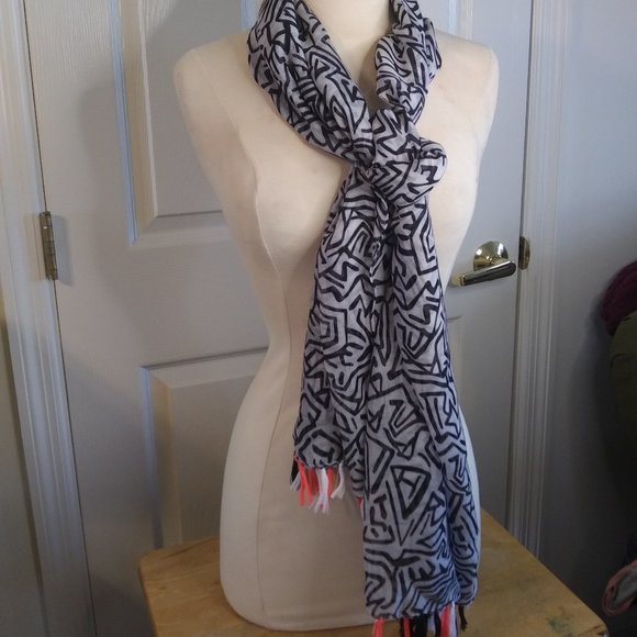 Abstract Black and White Oversized Scarf | New - Picture 3 of 6